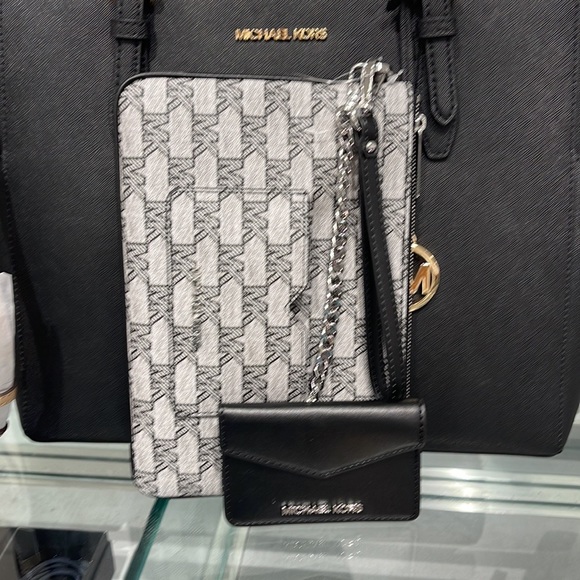 MICHAEL KORS JET SET ITEM LG 2 in 1 CARD CASE & WRISTLET
Black 
NWT - Picture 8 of 16